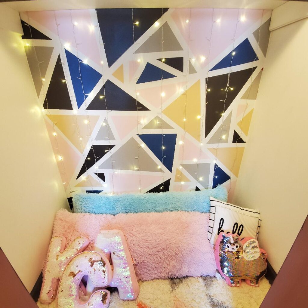 21 Teenage Girl Wall Decor Ideas for Her Bedroom 2 finished wall The Old Summers Home As a teenager, I always wanted to decorate my bedroom with my favorite colors. I remember pouring over the Sears catalog and circling all of the bedding,