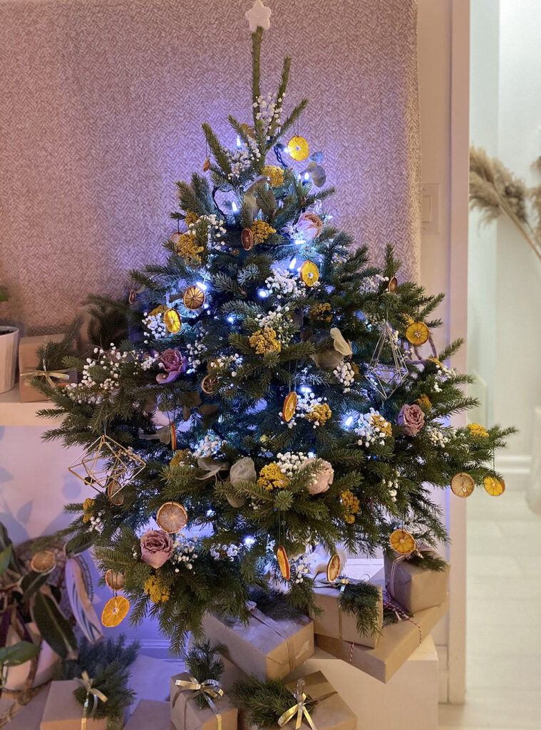 15 DIY Minimalist Christmas Decor on a Budget Ideas 2 15 DIY Minimalist Christmas Decor on a Budget Ideas 2 DIY Dried Flower Christmas Tree The Old Summers Home This holiday season, bring hygge into your home with a look that is calm, inviting and understated, and do it without spending a ton of money. From the fresh