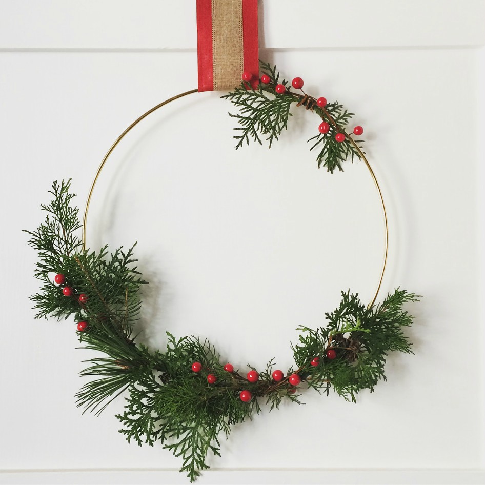 15 DIY Minimalist Christmas Decor on a Budget Ideas 15 Minimal Wreath 3 The Old Summers Home This holiday season, bring hygge into your home with a look that is calm, inviting and understated, and do it without spending a ton of money. From the fresh