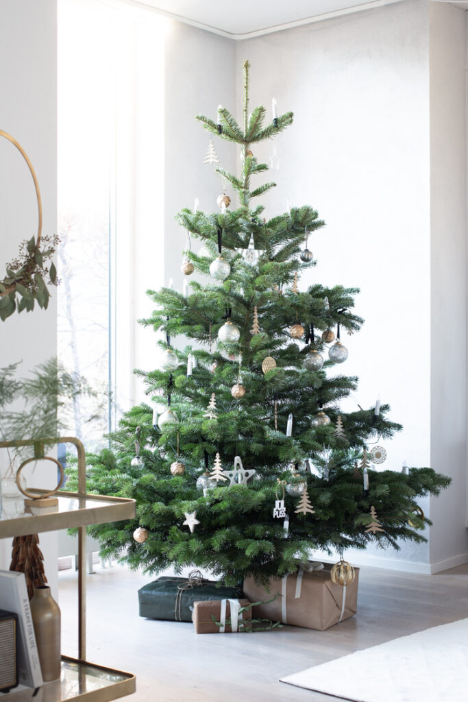 15 DIY Minimalist Christmas Decor on a Budget Ideas 16 Nordal Christmas 911 Edit The Old Summers Home This holiday season, bring hygge into your home with a look that is calm, inviting and understated, and do it without spending a ton of money. From the fresh