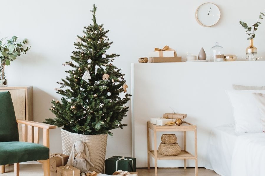 15 DIY Minimalist Christmas Decor on a Budget Ideas 1 minimal christmas decor ideas The Old Summers Home This holiday season, bring hygge into your home with a look that is calm, inviting and understated, and do it without spending a ton of money. From the fresh