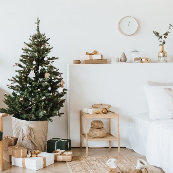 15 DIY Minimalist Christmas Decor on a Budget Ideas 3 minimalist christmas The Old Summers Home Home decor, DIY projects, gardening, and all things to make your home a happier place to live - all year long!